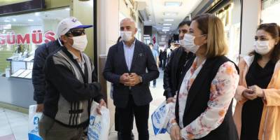 Aydın Büyükşehir Koçarlı’da maske, eldiven ve dezenfektan dağıtıyor