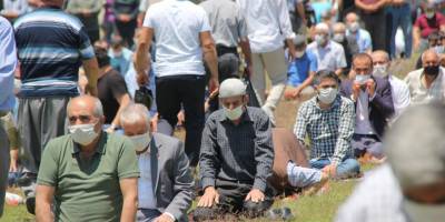 Cuma namazı futbol sahasında kılındı! Sosyal mesafe dikkat çekti