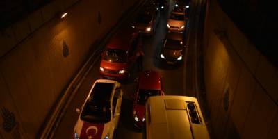 Otogar yolunu kapatan bir grup trafiğin olmasına sebebiyet verdi