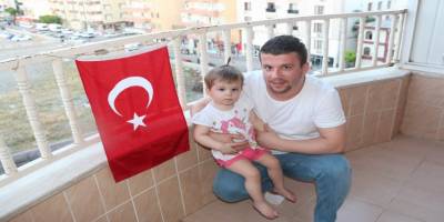 Siirtte bir baba, kızını bayrak sevgisiyle büyütüyor