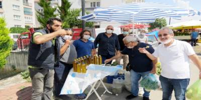 Bursa'da bir Avukat pazarda enginar pişirip halka ikram etti