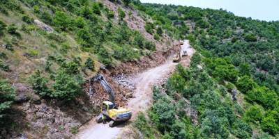 Aydın Büyükşehir Belediyesi dağ tepe dinlemeden yol çalışmalarını sürdürüyor