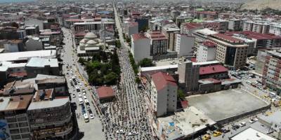 Van Beşyol Meydanında sosyal mesafeli üçüncü Cuma namazı