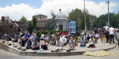 Kırıkkale'de Haftalar sonra 65 yaş ve üstü vatandaşlar cuma namazı kıldı