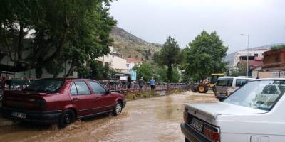 Kayseri Yahyalı'da sağanak yağış sele neden oldu