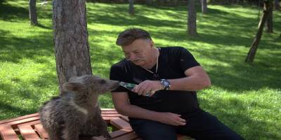 Yeşilçam'ın  Efsane Oyuncusu Nuri Alço Yavru Ayıya ‘Gazoz’ İçirdi