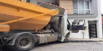 Eskişehir’de freni boşalan hafriyat kamyonu binaya daldı
