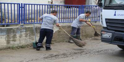 İzmir’de Dükkan ve araçlar sular altında kaldı