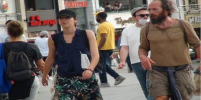 Taksim'de sosyal mesafeyi hiçe sayıp, maskeyi başının üstüne ve papyona taktılar
