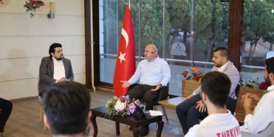 Darıca Belediye Başkanı Bıyık, sosyal medya canlı yayınında gençlerle buluştu