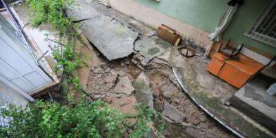 Başkentte sağanak yağmurun ardından bir binanın istinat duvarı çöktü