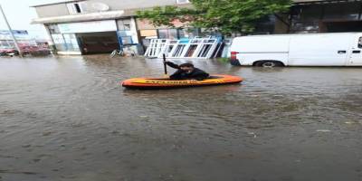 Çanakkale'de Yağmur yağdı, dışarı deniz botuyla çıktı