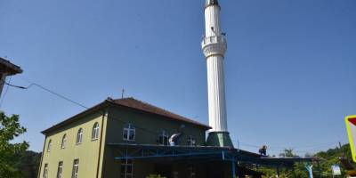İzmit Belediyesi Çayırtarla Camii cemaatine sundurma montajı yapıldı