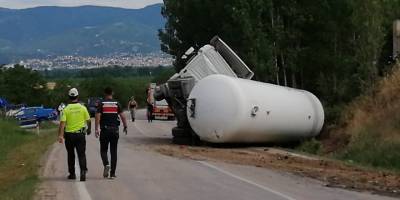 Tokat’ın Niksar ilçesinde LPG yüklü tır ile minibüs çarpıştı: 6 yaralı