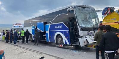 Eskişehir’de yolcu otobüsü çekiciye çarptı: 12 yaralı