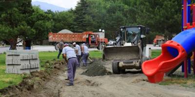 Erzincan Belediyesi parkları bakımdan geçiriyor