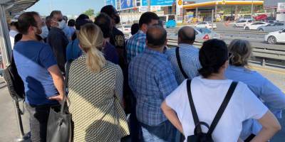 İstanbul'da Metrobüslerde ve duraklarda dikkat çeken yoğunluk