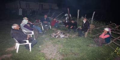 Bingöl'de çadırda kalan depremzedeler yaktıkları ateşin başında zaman geçiriyor