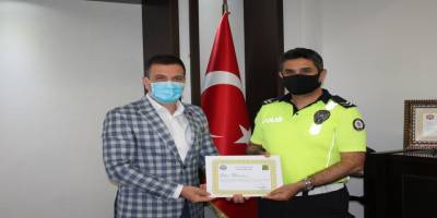 Kaymakam Şafak Gürçam’dan başarılı trafik polislerine ödül