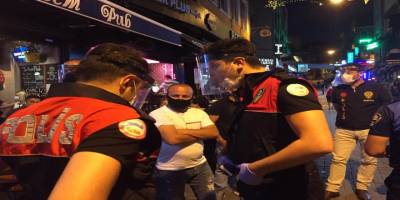 İstanbul Beşiktaş’ta kafe ve barlara ‘yeni normal’ denetimi