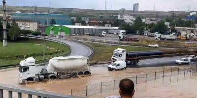 Kocaeli'de Sağanak yağış sanayi merkezi Dilovası'nu su altında bıraktı