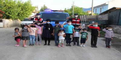 Kütahya Hisarcık Jandarmasından çocuklara jest