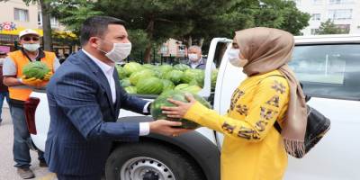 Başkan Rasim Arı, LGS’ye girecek öğrencilere karpuz dağıttı