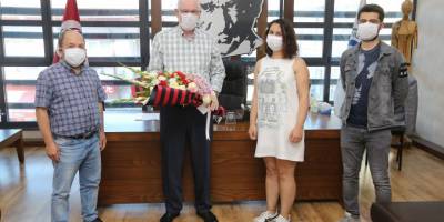 KESK'e bağlı Sosyal Hizmet Emekçileri Sendikası Kazım Kurt'a teşekkür ziyareti yaptılar