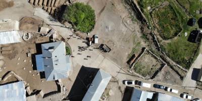 Van Saray ilçesinde meydana gelen depremin 51 evin hasar gördüğü mahalle havadan görüntülendi