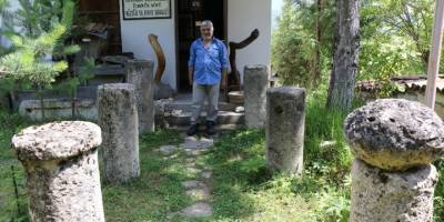 Çevreden topladığı tarihi kalıntılarla köyde müze açtı