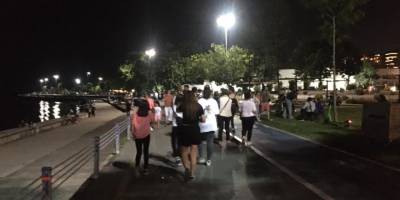 İstanbul Caddebostan sahilinde 'sosyal mesafesiz' yoğunluk