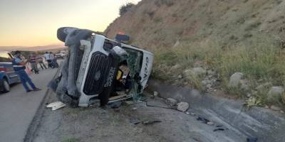 Tokat’ta lastiği patlayan minibüs, kontrolden çıkarak devrildi: 16 yaralı
