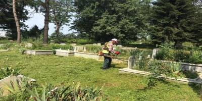 Düzce belediyesi mezarlıklarda bayram temizliğine başladı