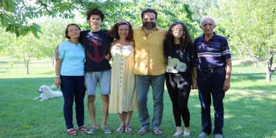 Oyuncu Reha Özcan Niğde’de bir bağ evinde tatilde görüldü