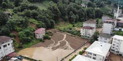 Rize'de meydana gelen selin ardından temizleme çalışmaları sürüyor