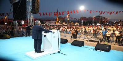 Başkan Memduh Büyükkılıç demokrasi nöbetinde