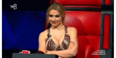 O Ses Türkiye'de Giydiği Elbiseyle Sosyal Medyayı Salladı