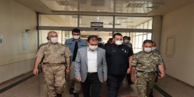 Vali İdris Akbıyık, hastanede tedavi gören yaralı vatandaşı ziyaret etti