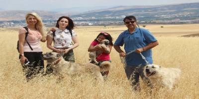 İnterpol Başkanı Lütfi Çiçek tatilinde Kangalları unutmadı