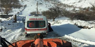 Kar yolları kapattı, engelli gencin imdadına şantiye ekipleri yetişti