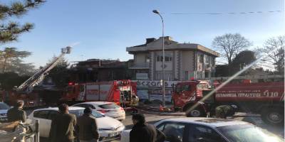 Kadıköy'de çıkan yangın 1 restoran 2 evin çatısını kül etti