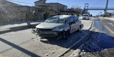 Patlayan su borusunun oluşturduğu buz kazaya neden oldu