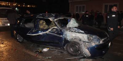 Otomobil duran araçlara çarptı: 4 Yaralı