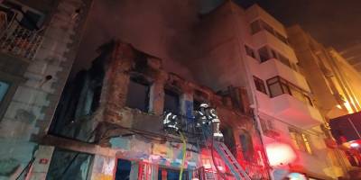 Beyoğlu'nda metruk bina alev alev yandı