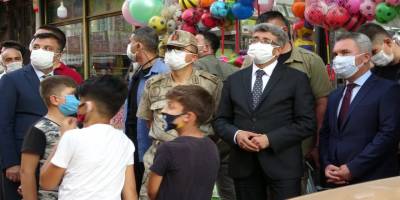 Vali Mehmet Emin Bilmez balkonda oturan kadınları uyardı: "Aman dikkat edin"