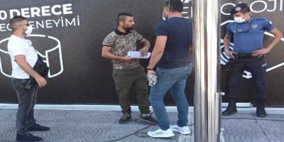 Mahkeme sonucunu beğenmeyen ‘kahraman kurye’ Metin Duman kendini zincirledi