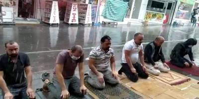 Sağanak yağmura yakalanan cemaat namazı bırakmadı