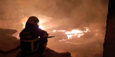 Hayvancılıkla uğraşan vatandaşın ahırı ve samanlığı küle döndü