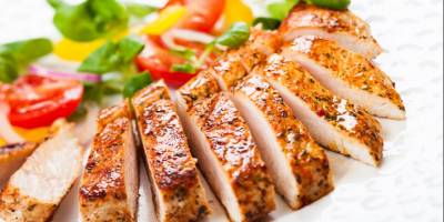 Mangal Sofralarınızın Yıldızı Olacak! Izgara Tavuk Göğsü Kurutmadan Nasıl Pişirilir?