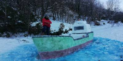 Kardan gemi yapıp güvertesinde fotoğraf çektirdiler